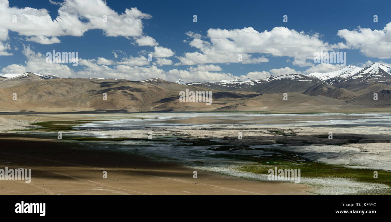 Vue sur le lac Tso Kar dans le Karakorum Montagnes près de Leh, Inde. Ce lac est une destination fréquente pour les touristes. Banque D'Images