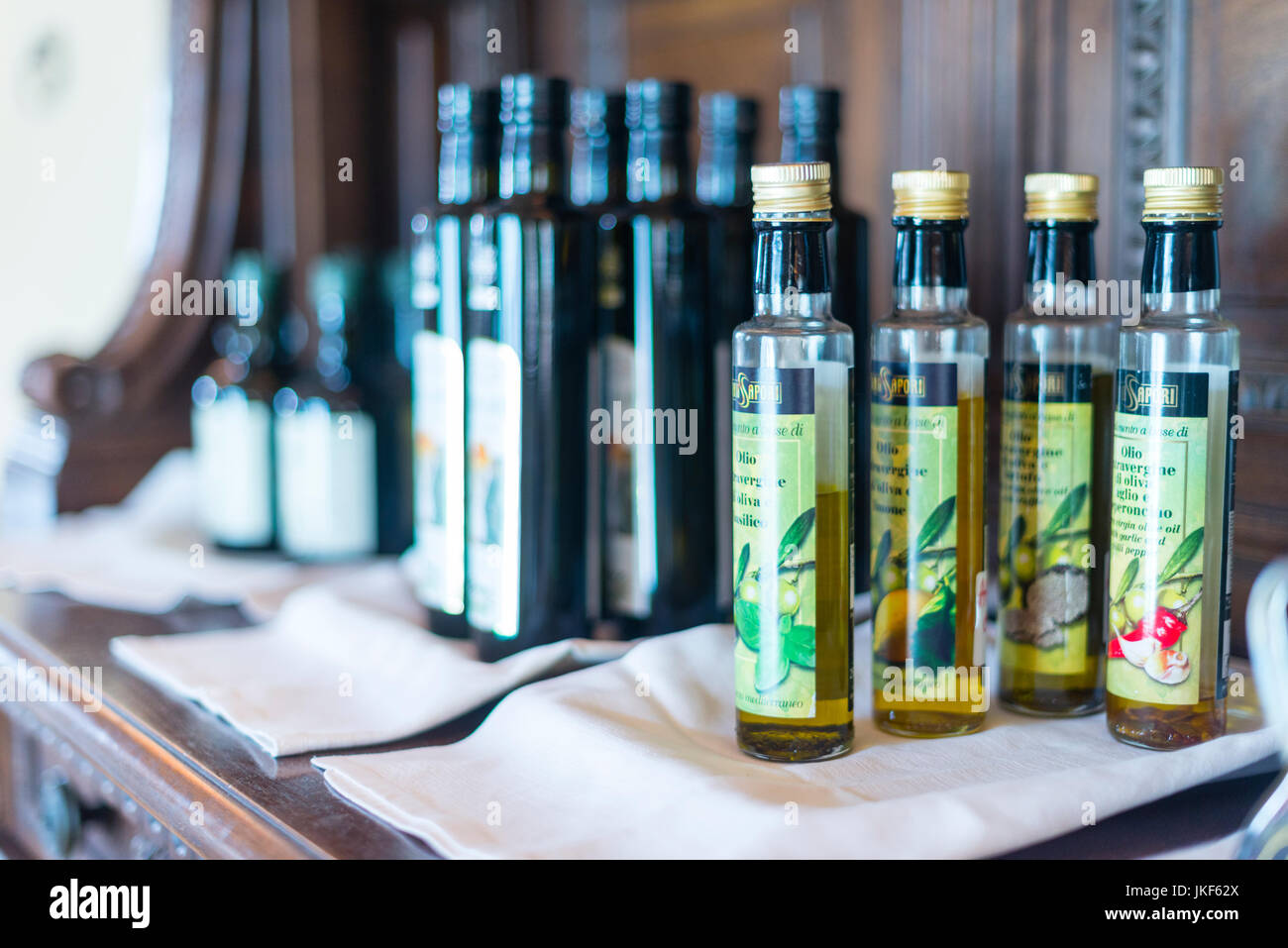 L'huile d'olive, le vinaigre balsamique dans un service de table dans un restaurant italien trattoria Banque D'Images