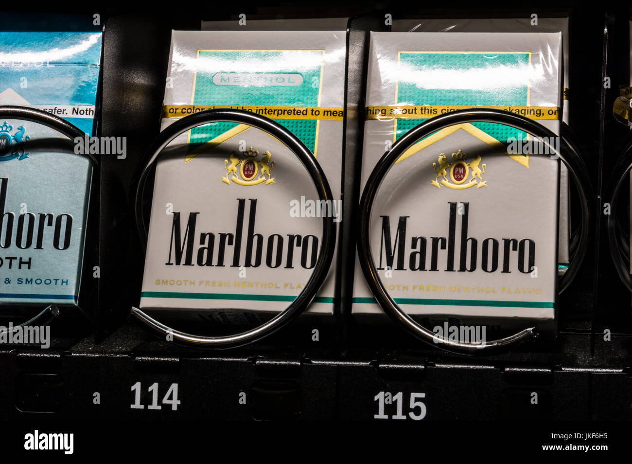 Las Vegas - Circa Juillet 2017 : paquets de cigarettes Marlboro dans un distributeur automatique. Marlboro est un produit de l'Altria Group III Banque D'Images