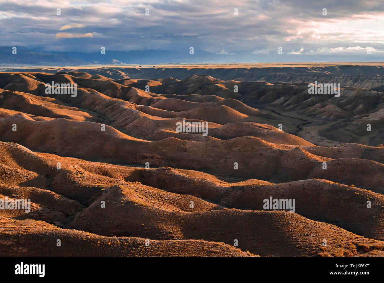 Terrain extrême du Kazakhstan au coucher du soleil avec pleine lune qui monte. Banque D'Images