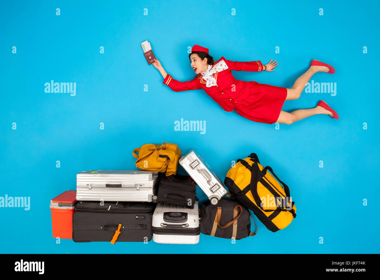 Flight attendant holding passport et billets, survolant une assurance Banque D'Images