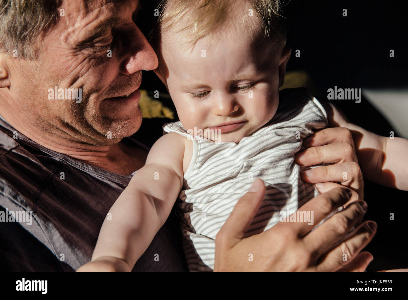 Heureux père avec son bébé garçon Banque D'Images