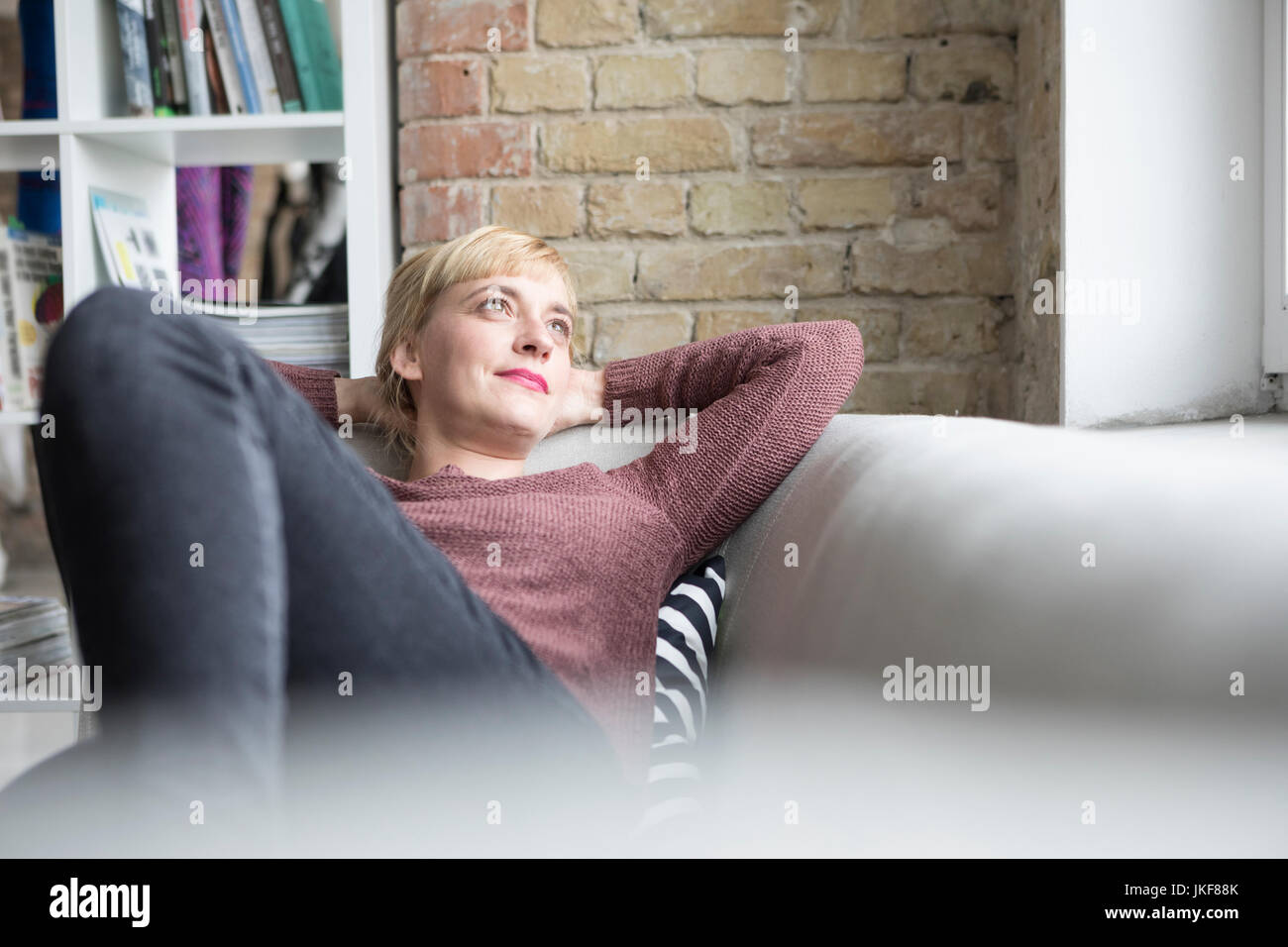 Woman relaxing at home Banque D'Images