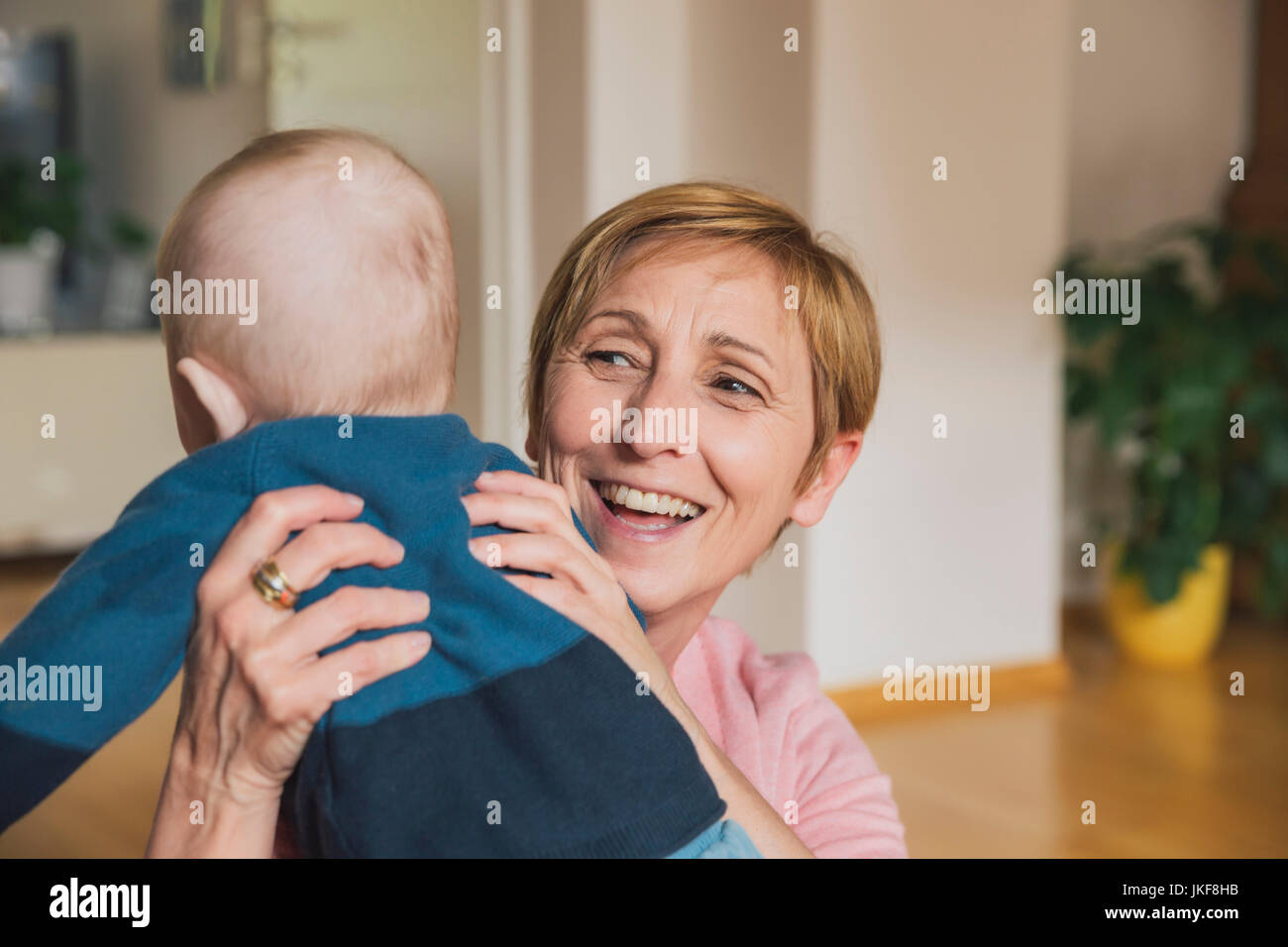 Portrait of smiling woman holding baby boy Banque D'Images