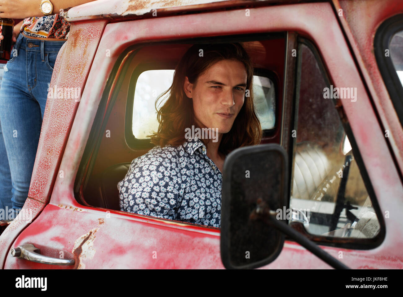 Portrait de jeune homme dans un vieux pick up Banque D'Images