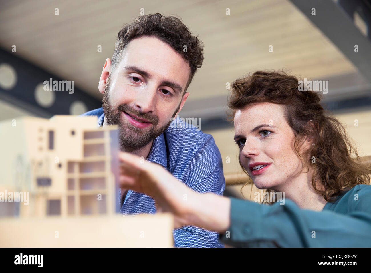 L'homme et la femme à discuter en fonction du modèle d'architecture Banque D'Images