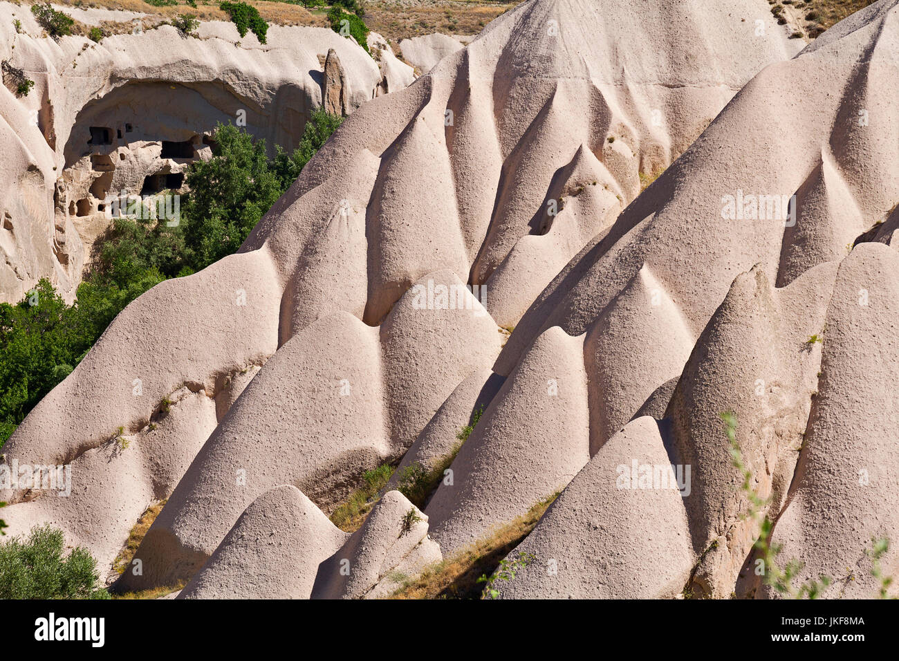 Formations de roche volcanique connu sous le nom de cheminées de fées et terrain extrême de la Cappadoce, Turquie. Banque D'Images