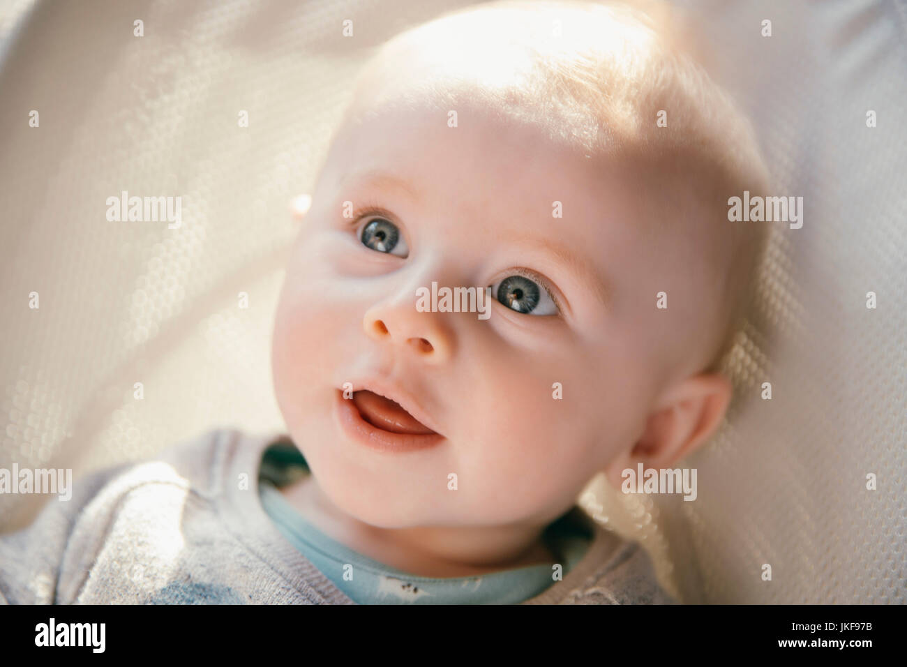 Portrait de bébé garçon détendue Banque D'Images