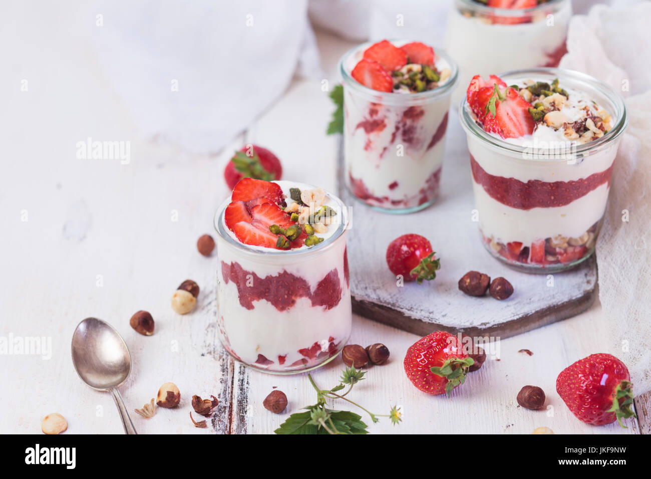 Le yogourt aux fraises, fraises-chia confiture, noisettes et pistaches Banque D'Images