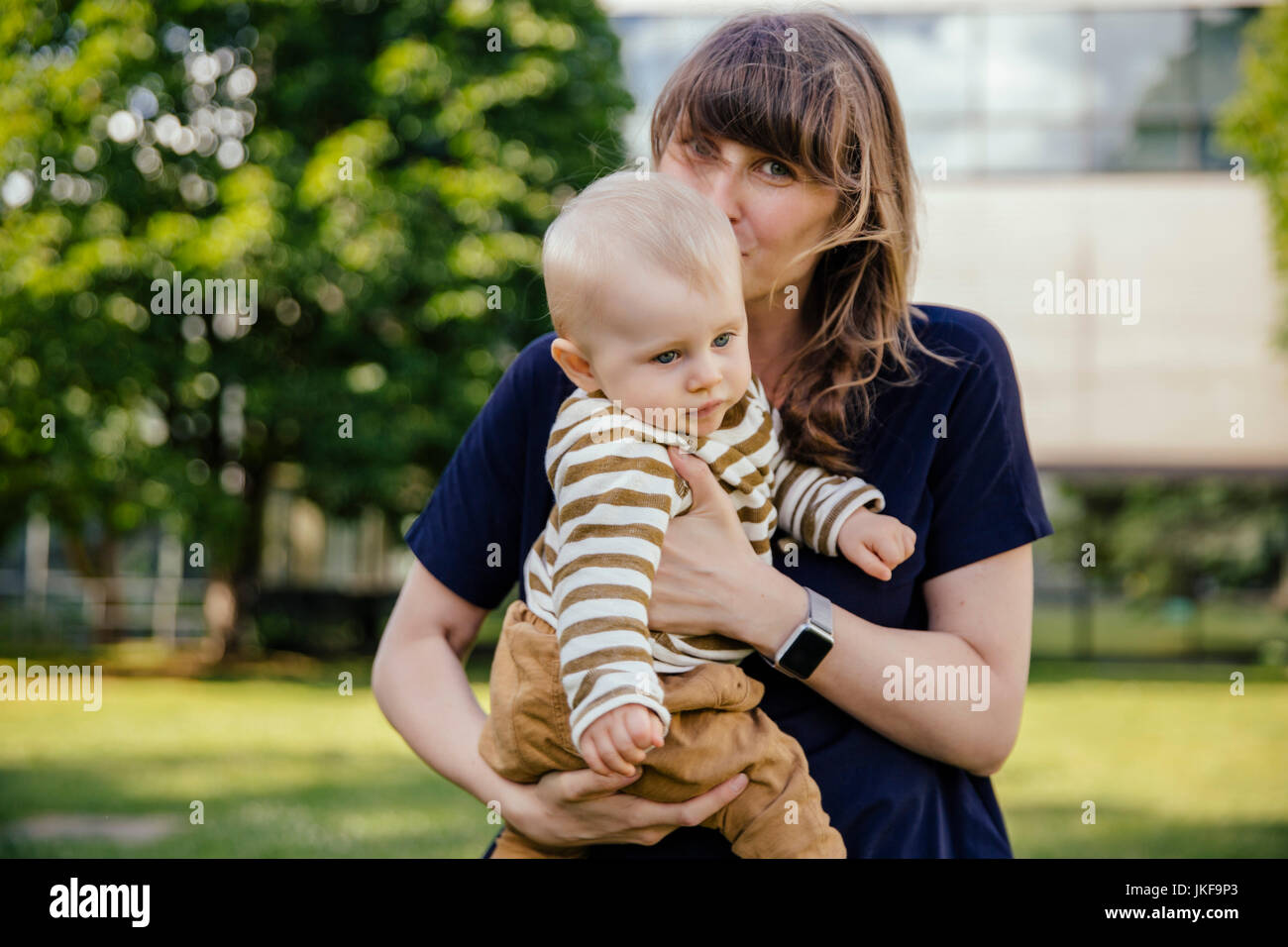 Mère embrassant son bébé garçon Banque D'Images