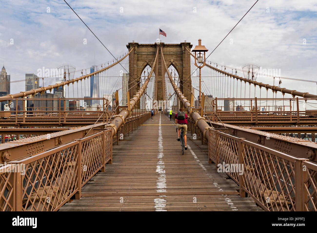 Biker sur le pont de Brooklyn à New York City, USA. Banque D'Images