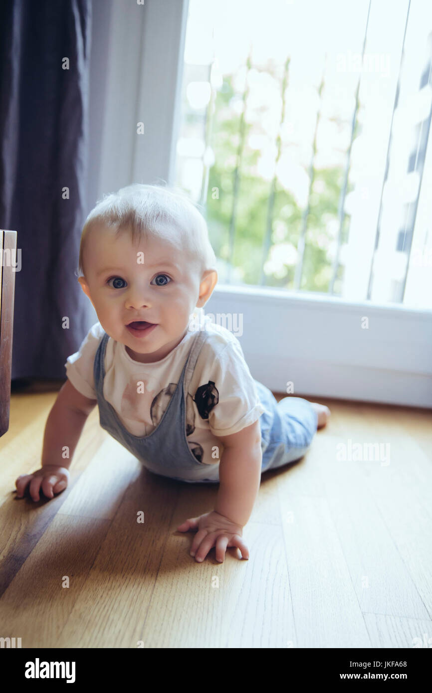 Portrait of Baby Boy de ramper sur le plancher Banque D'Images