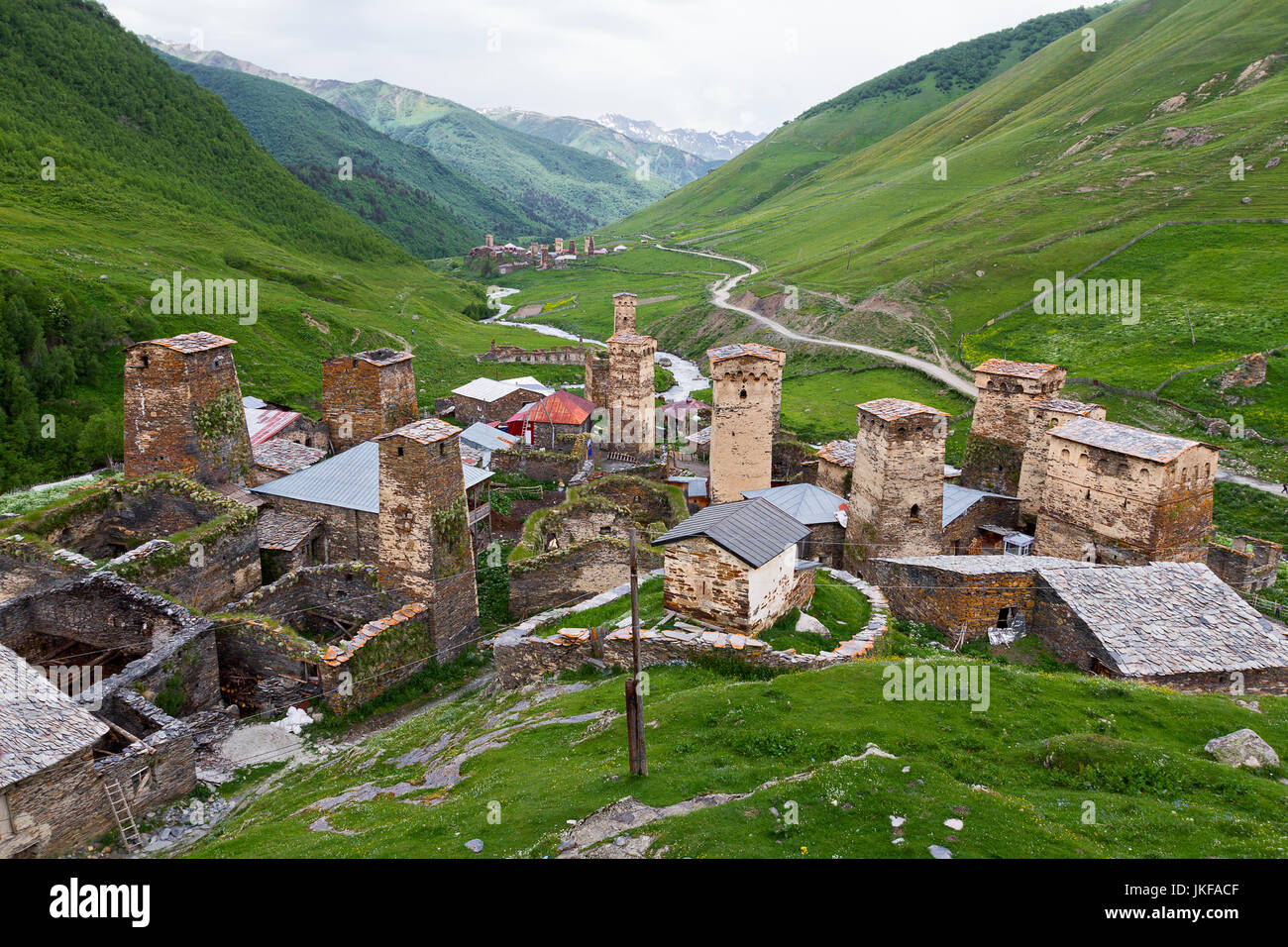 Tours médiévales du village d'Ushguli, dans les montagnes du Caucase, Géorgie. Banque D'Images