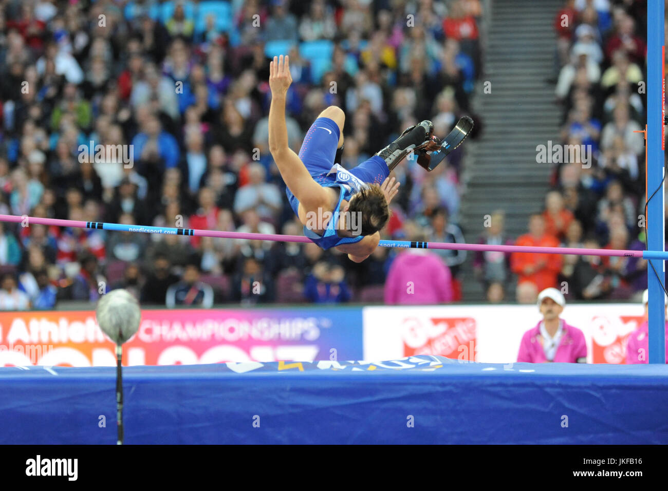 Londres, Royaume-Uni. 22 juillet, 2017. Sam Crewe (USA) amener le bar s'abattre pendant un saut à l'égalité de son record du monde de 1,96 m dans l'épreuve du saut en hauteur T42 au final le monde Para athlétisme championnats dans le stade de Londres, Queen Elizabeth Olympic Park. Crewe a remporté la médaille d'or dans la compétition avec un saut d'une hauteur de 1,86 m un nouveau record du championnat. Crédit : Michael Preston/Alamy Live News Banque D'Images