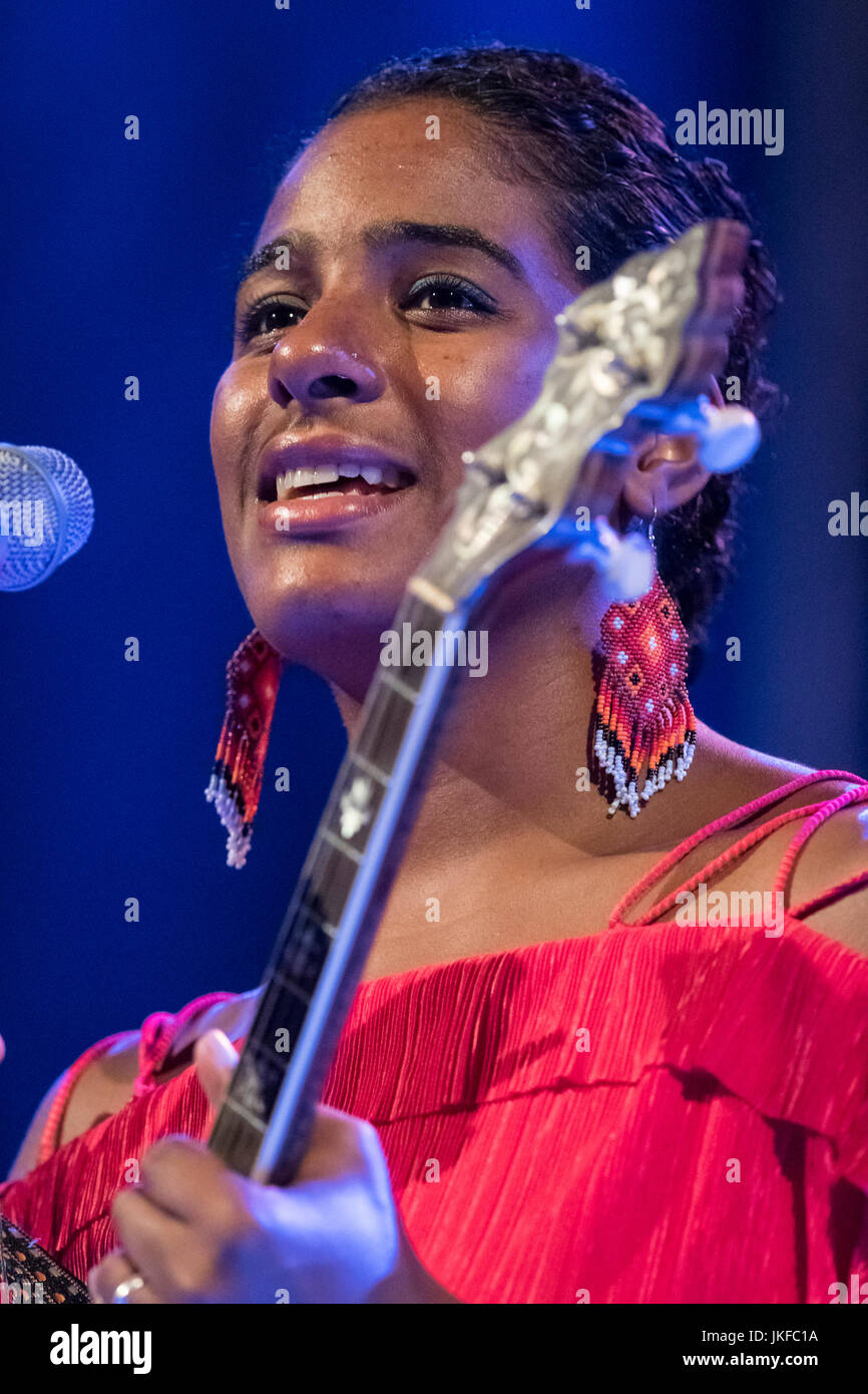 Cartagena, Espagne. 22 juillet, 2017. La chanteuse américaine, Leyla McCalla, lors de son concert à La Mar de Musicas Festival. © ABEL F. ROS/Alamy Live News Banque D'Images