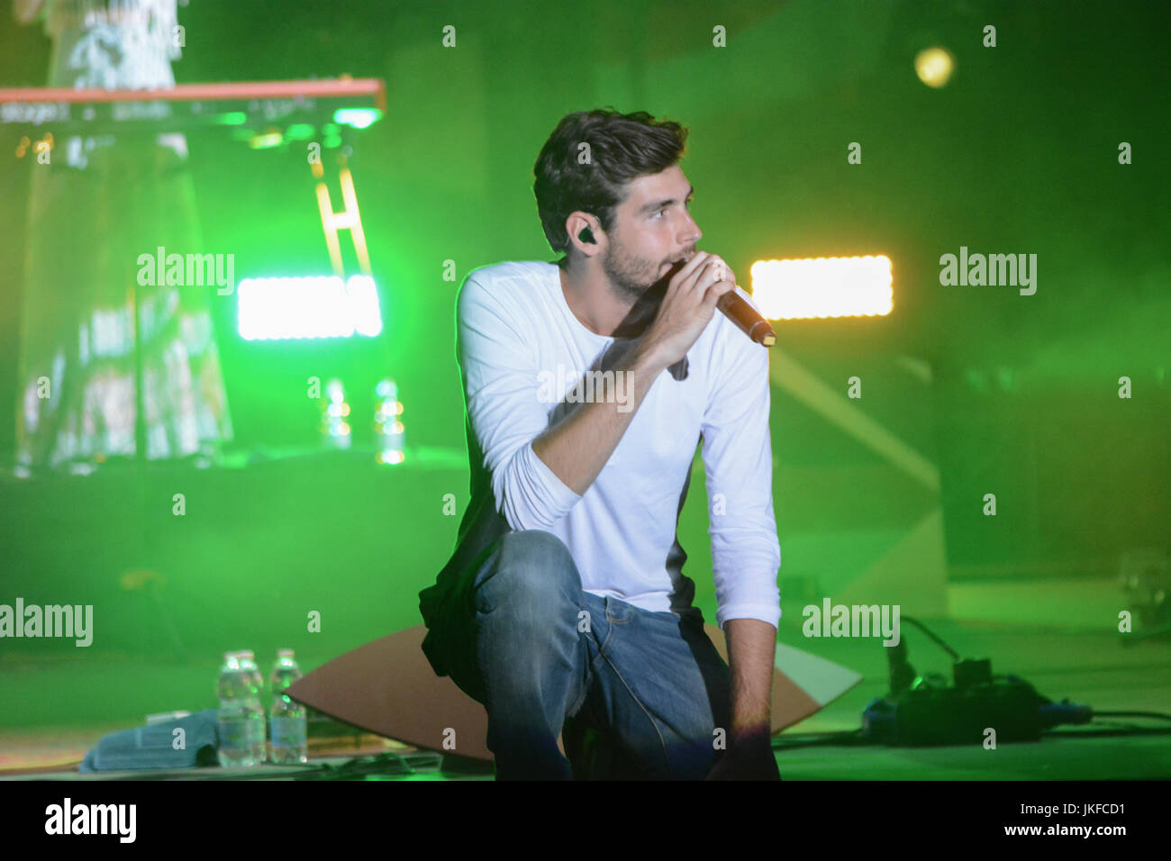 Naples, Italie. 22 juillet, 2017. Álvaro Soler, chanteur et compositeur espagnol effectue sur la scène de l'Arène PAR MESURAGE Flegrea à Naples Naples pendant les "Noisy Fest' Credit : Mariano Montella/Alamy Live News Banque D'Images