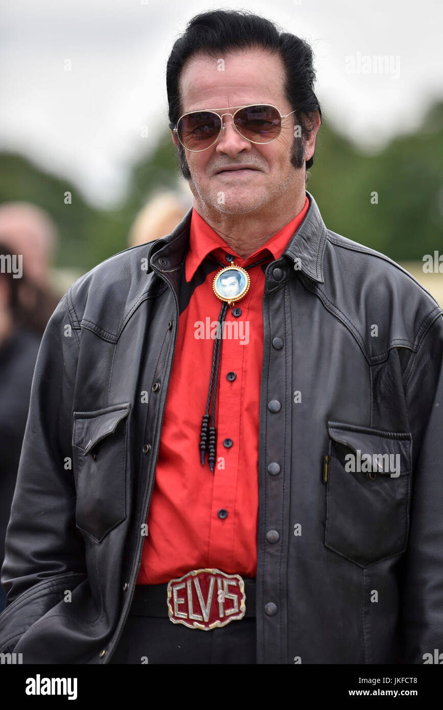 Londres, Royaume-Uni. 23 juillet 2017. Fans assister à la toute première capitale Elvis Fest pour marquer le 40e anniversaire du roi du rock n' Roll avec la mort. Dans Parsloes Park, Dagenham, le festival comprend une variété d'auteurs représentant Elvis au cours de sa carrière. Crédit : Stephen Chung / Alamy Live News Banque D'Images