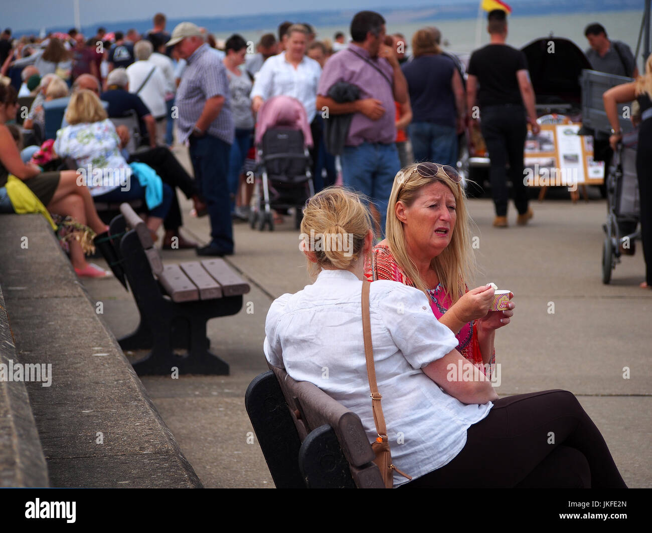 Minster sur mer, Kent, UK. 23 juillet, 2017. UK Météo : ensoleillé et nuageux avec l'étrange tache de pluie. Le front a été emballé pour un salon de voitures. Credt : James Bell/Alamy Live News. Banque D'Images