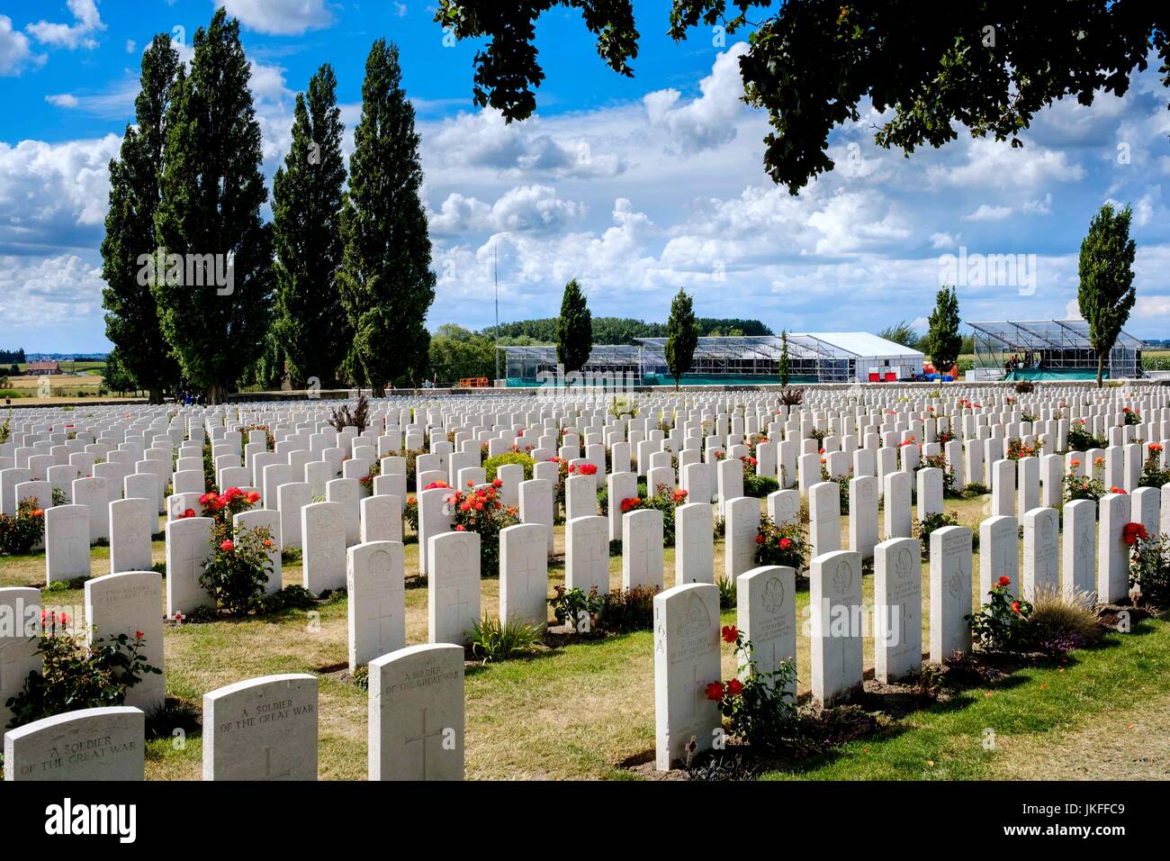 Passchendaele, Flandre, Belgique. 23 juillet 2017. Cimetière de Tyne Cot Passchendaele se prépare à la commémoration des événements à lieu le 30 juillet - le 100e anniversaire de la Bataille de Passchendaele. Cimetière de Tyne Cot commémore près de 35 000 militaires du Royaume-Uni et de la Nouvelle-Zélande qui est mort dans le saillant d'Ypres après le 16 août 1917 et dont les tombes ne sont pas connus. Banque D'Images