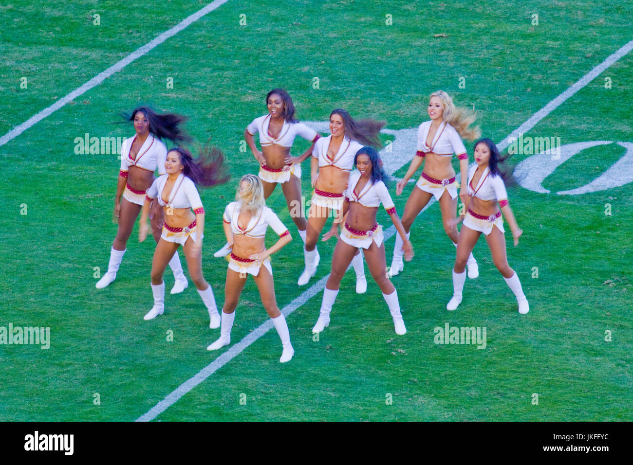 Une escouade de cheerleaders at Redskins Redskins de Washington vs Dallas Cowboys à FedExField le 24 novembre 2016 dans la région de Landover Hills dans le Maryland. Banque D'Images