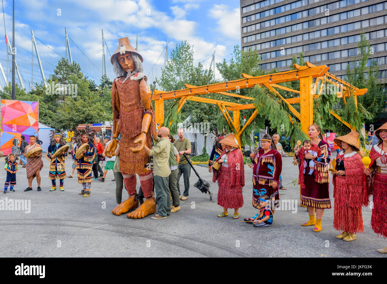 Vancouver, Canada. 22 juillet, 2017. La première bobine mortel Bienvenue Hych'ka, Giant puppet Salish de la côte apparaît au tambour est appelant Festival, Canada 150 + event, Larwill Park, Vancouver, Colombie-Britannique, Canada. Crédit : Michael Wheatley/Alamy Live News Banque D'Images
