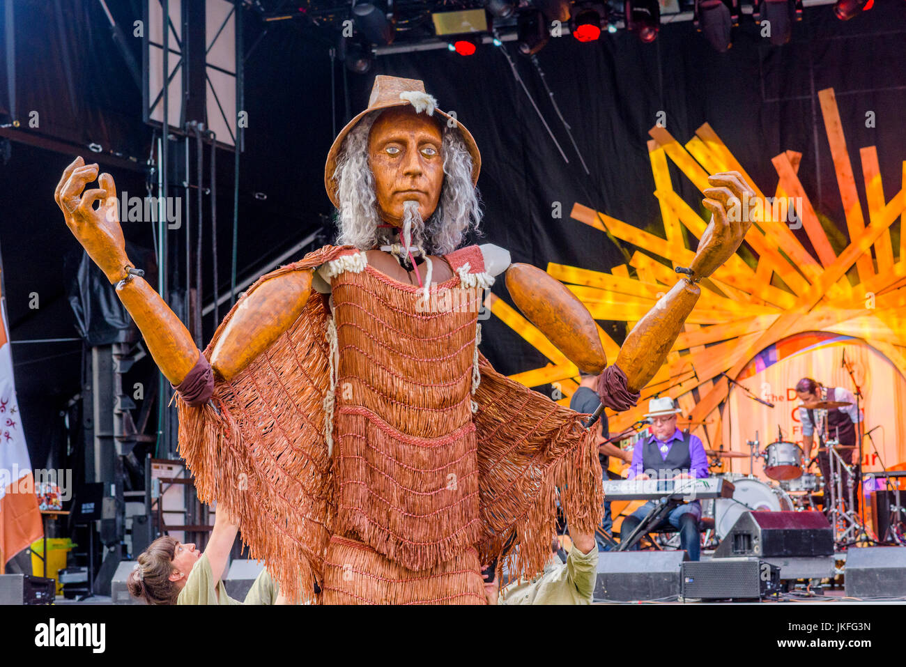 Vancouver, Canada. 22 juillet, 2017. La première bobine mortel Bienvenue Hych'ka, Giant puppet Salish de la côte apparaît au tambour est appelant Festival, Canada 150 + event, Larwill Park, Vancouver, Colombie-Britannique, Canada. Crédit : Michael Wheatley/Alamy Live News Banque D'Images