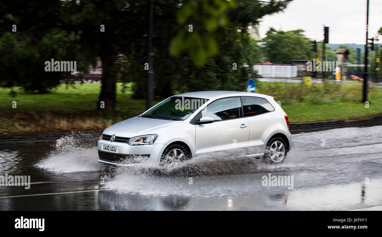 Bristol, Royaume-Uni. 23 juillet, 2017. Négocier les pilotes leur chemin à travers des routes inondées dans le centre de Bristol. Forte tempête gratuites ont conduit à des inondations dans certains secteurs de la ville. 23 Juillet 2017 Crédit : Adam Gasson/Alamy Live News Banque D'Images