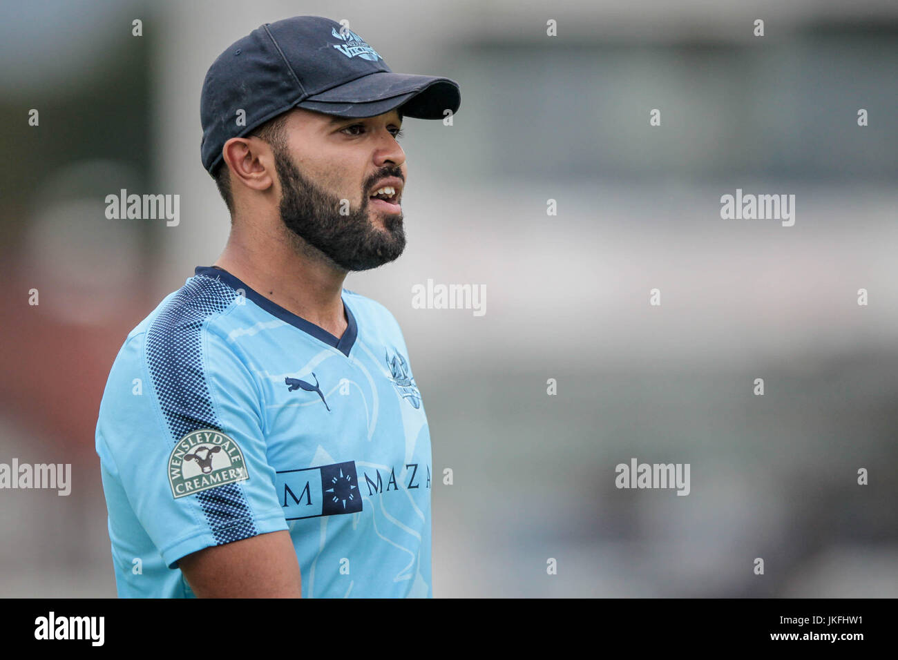 Headingley, UK. 23 juillet, 2017. Azeem Rafiq (Yorkshire CCC) au cours de la Natwest T20 jeu entre le Yorkshire Vikings v Rapids Worcestershire le dimanche 23 juillet 2017. Photo par Mark P Doherty. Credit : Pris Light Photography Limited/Alamy Live News Banque D'Images