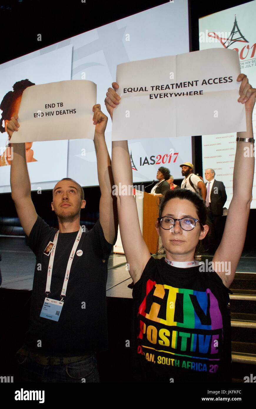 Paris, France, IAS, International AIDS Society Meeting, International AIDS activistes affiche de protestation française contre le président français Emmanuel Macron pour ne pas venir s'adresser à la conférence. T-shirt textes de justice sociale Banque D'Images