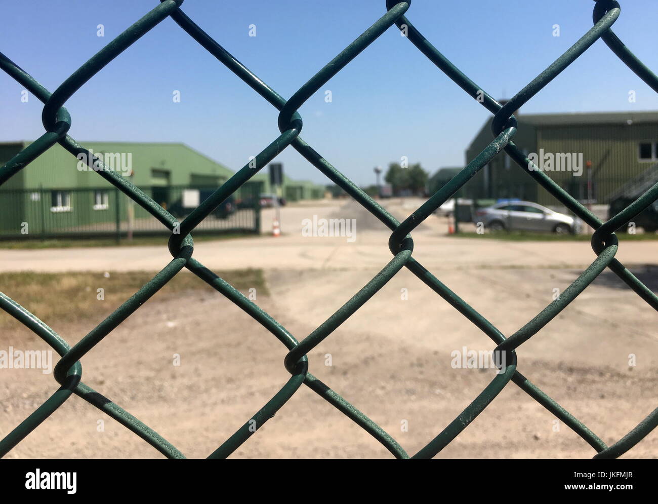 Germersheim, Allemagne. 19 juillet, 2017. Regardant à travers une clôture à la base américaine de Germersheim, Allemagne, 19 juillet 2017. Citoyens craignent qu'à l'avenir jusqu'à 1900 tonnes de déchets dangereux en partie, corrosifs et inflammables substances dangereuses peuvent être stockées sur ces bases par l'armée américaine. Photo : Maximilian Perseke/dpa/Alamy Live News Banque D'Images