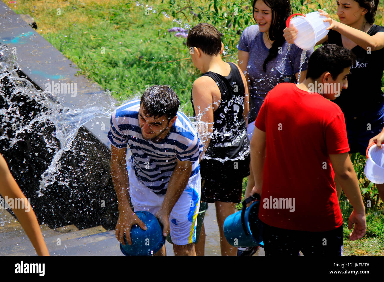 (170724) -- Erevan, le 24 juillet 2017(Xinhua) -- les gens de l'autre par bassinage avec de l'eau pour célébrer l'eau Vardavar Festival à Yerevan, Arménie, le 23 juillet 2017. Les Arméniens avaient une journée de réflexion par les éclaboussures d'eau le dimanche, pour célébrer une fête connue sous le nom de Vardavar, largement observée 14 semaines après Pâques. (Xinhua/Hasmik Grigoryan Gevorg) (zy) Banque D'Images