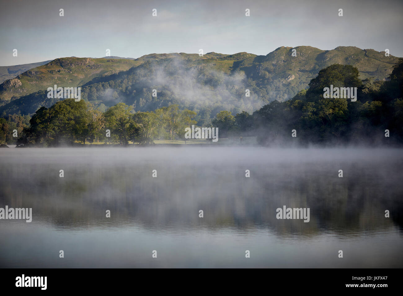 Matin brume sur un grand lac Windermere Cumbria en's Lake District National Park, le plus grand lac naturel des terres en Angleterre Banque D'Images