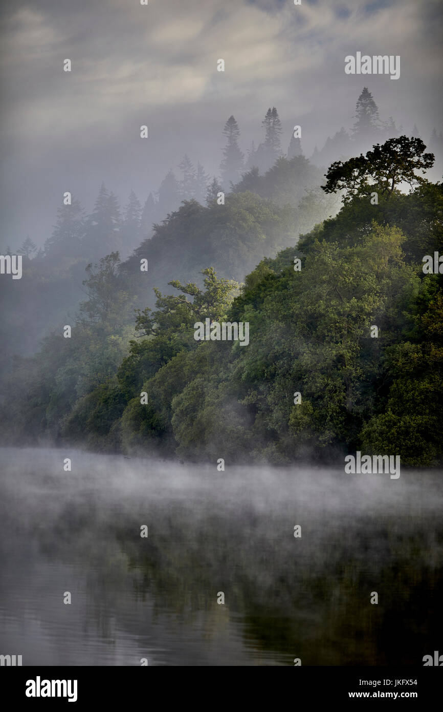 Matin brume sur un grand lac Windermere Cumbria en's Lake District National Park, le plus grand lac naturel des terres en Angleterre Banque D'Images