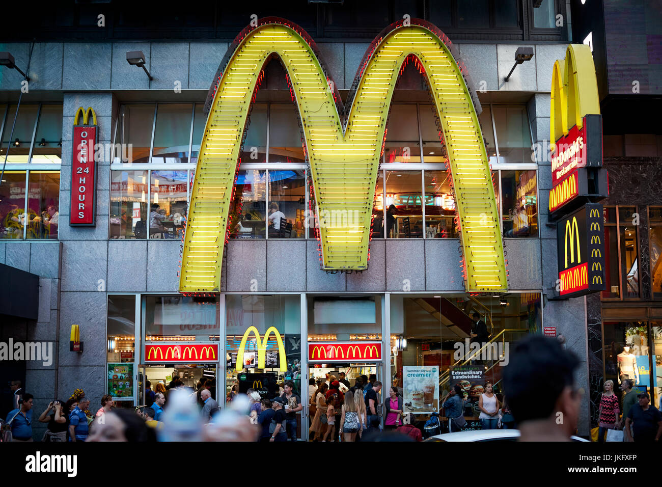 La ville de New York, Manhattan, le quartier des théâtres de Broadway et Times Square vue McDonalds restaurant à emporter. Banque D'Images