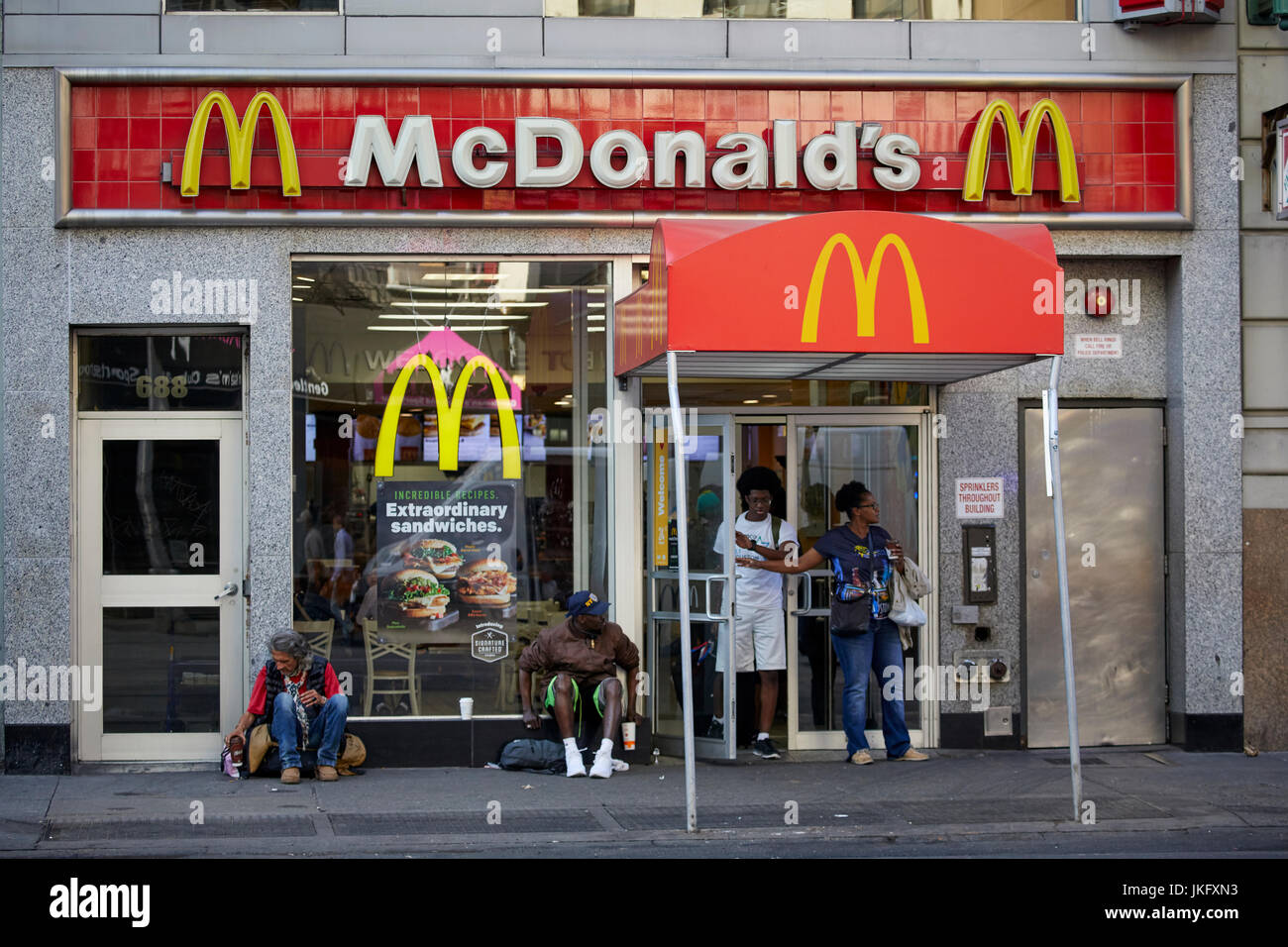 La ville de New York, Manhattan, McDonalds extérieur sur la 8e Rue Banque D'Images