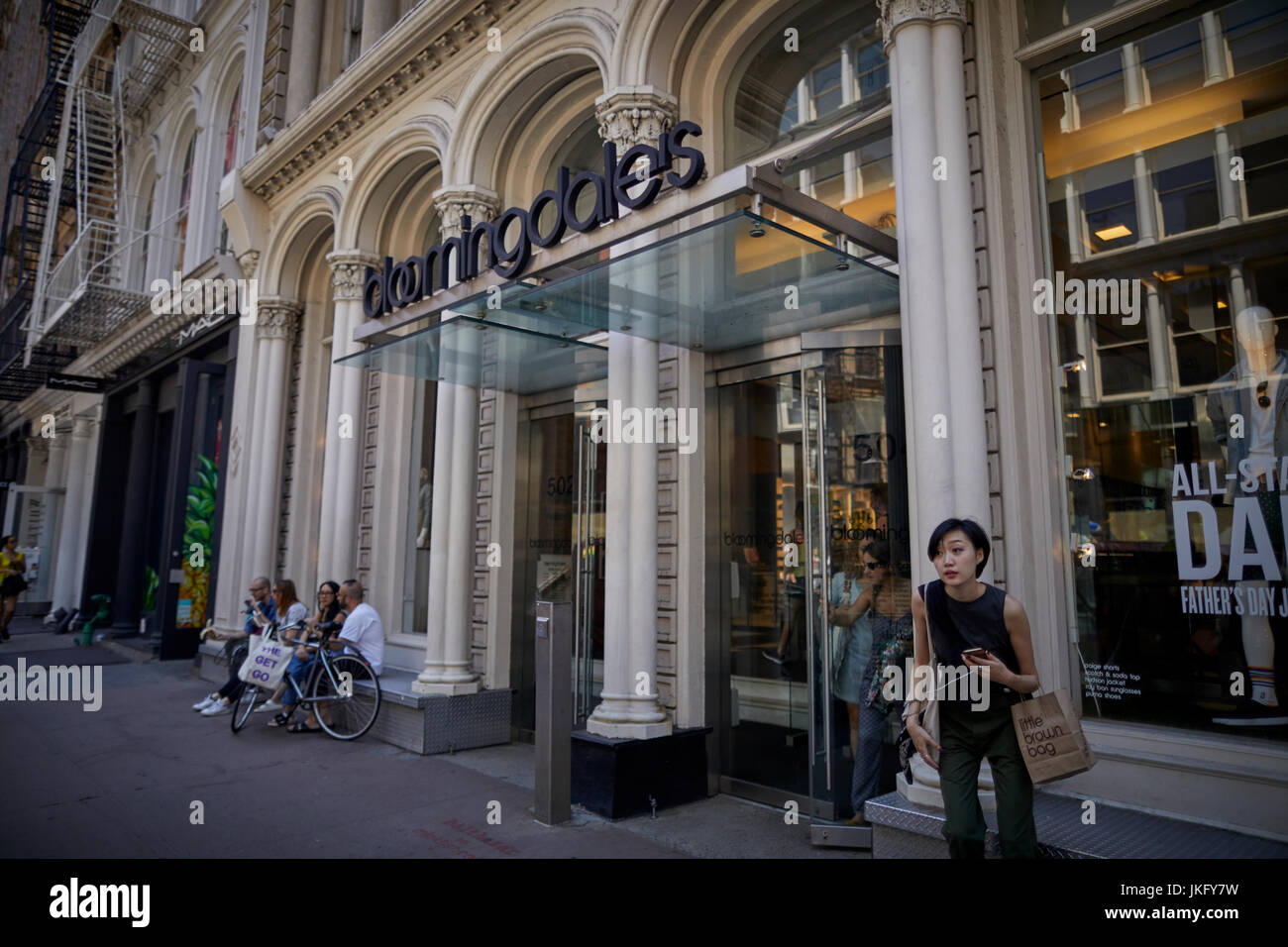 La ville de New York, Manhattan, a travaillé sur le célèbre magasin Bloomingdale's Broadway 504 porte d'entrée. Banque D'Images