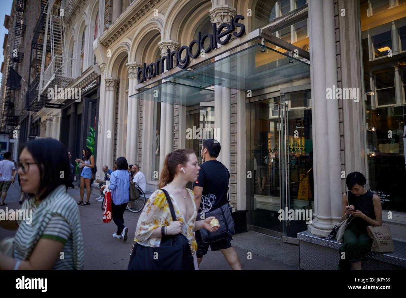 La ville de New York, Manhattan, a travaillé sur le célèbre magasin Bloomingdale's Broadway 504 porte d'entrée. Banque D'Images