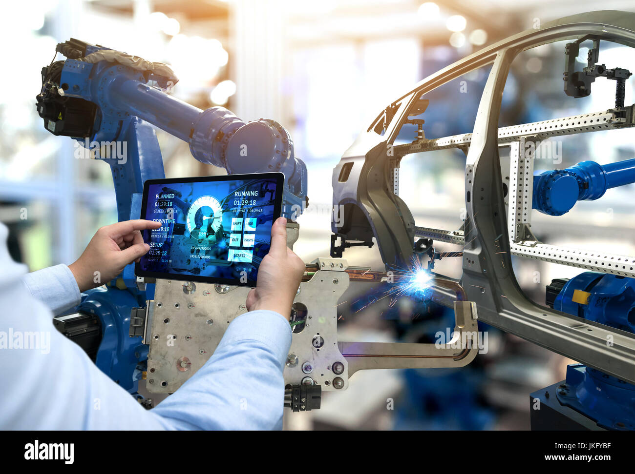 La main à l'aide d'ingénieur comprimé avec système de surveillance en temps réel de la machine. Bras de robot automatisation de la machine en usine smart automobile industriel l'Indu Banque D'Images