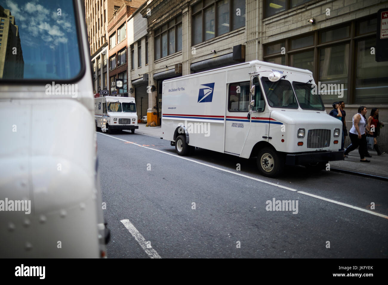 La ville de New York, Manhattan, États-Unis, USPS, United States Postal Service fourgonnettes de livraison livrée blanc flotte de camions de livraison Banque D'Images