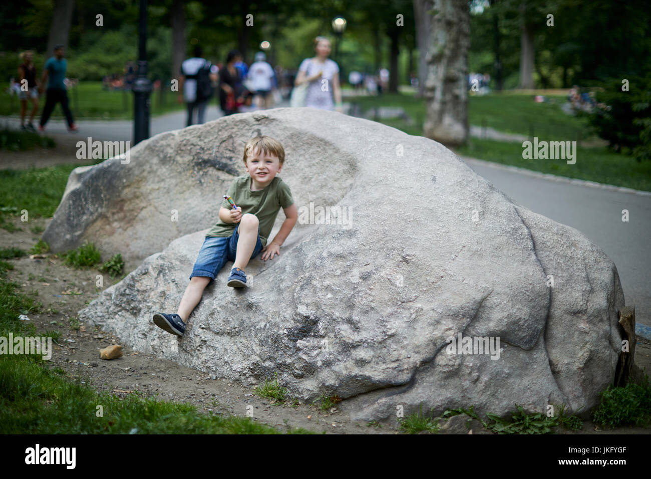 La ville de New York, Manhattan, États-Unis, William Waugh reposant sur des roches dans Central Park Banque D'Images