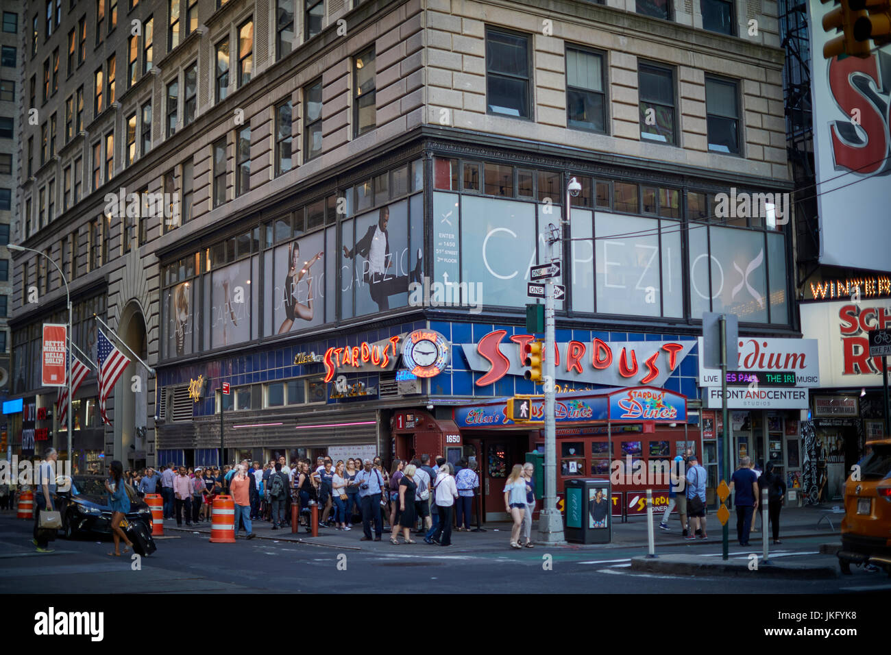 La ville de New York, Manhattan, États-Unis, attraction touristique populaire Ellens Stardust Le dîner à Times Square Banque D'Images