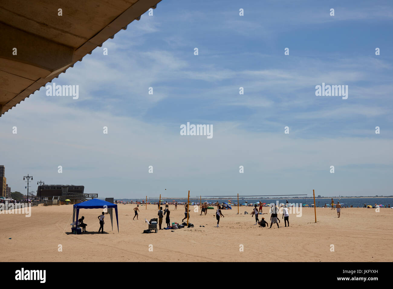 La ville de New York, Manhattan, États-Unis, Brighton Beach Oceanside à Brooklyn, les personnes bénéficiant du soleil sur la côte Banque D'Images