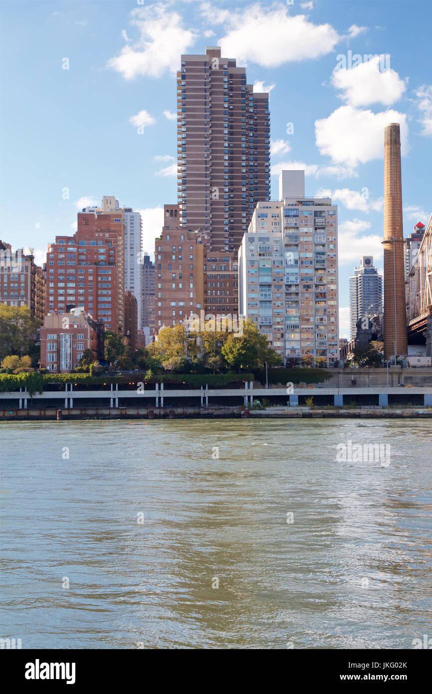 Vue sur le front de l'Est de Manhattan à travers la rivière de Roosevelt Island, New York, NY, USA. Banque D'Images