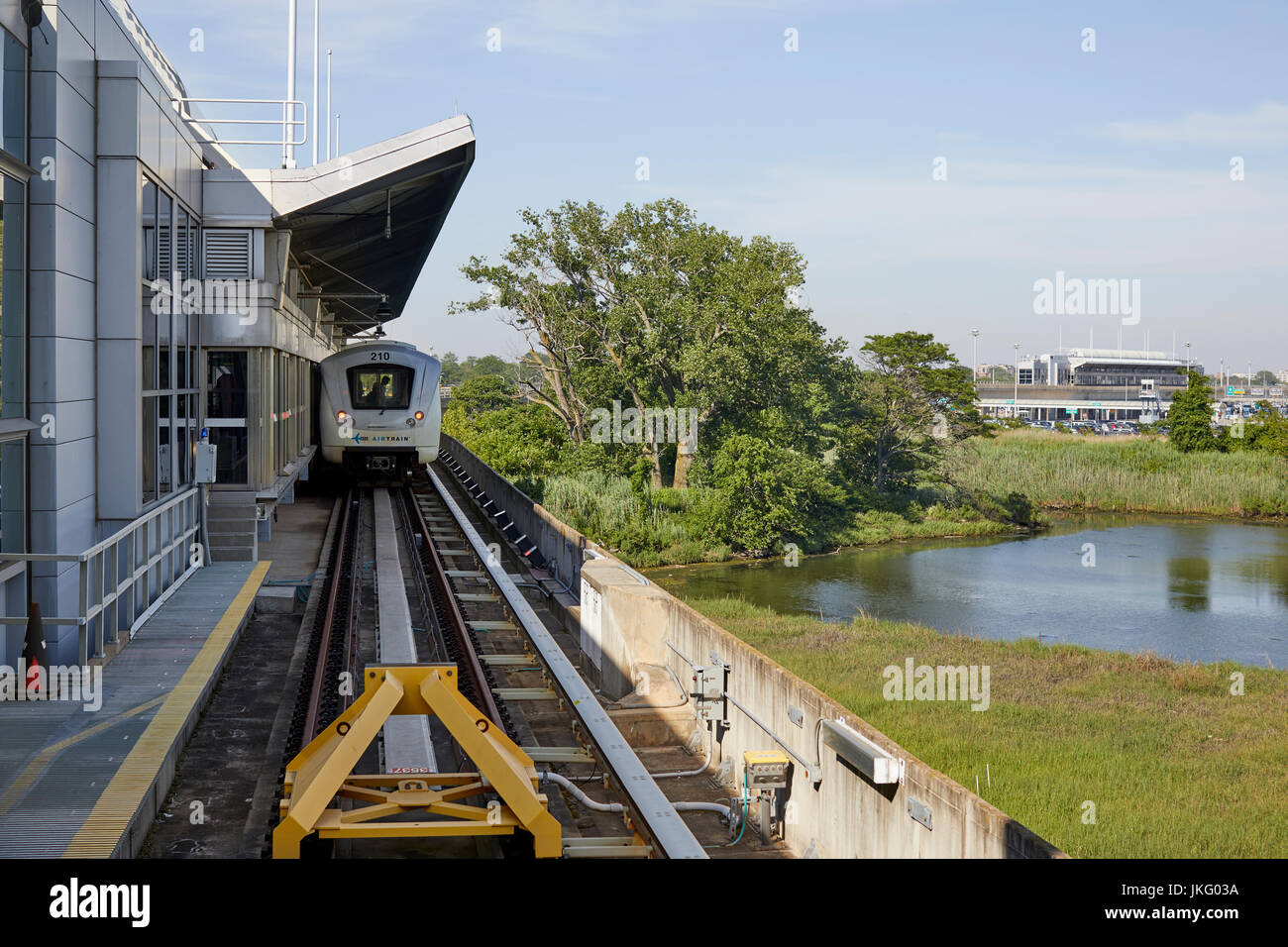 La ville de New York, Manhattan, États-Unis, Howards Beach Air train métro sans conducteur en transport passager à l'aéroport JFK, les bornes Banque D'Images