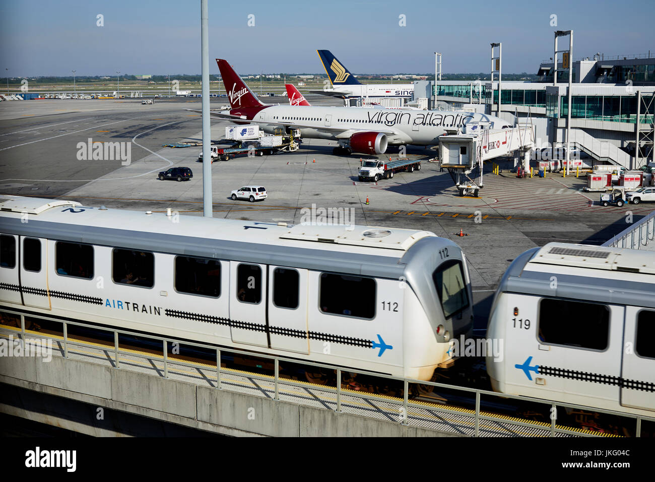 New York City, United States, JFK Virgin Atlantic Airways Avion garé au terminal 4 adopté sans conducteur de train aérien reliant les aéroports te Banque D'Images
