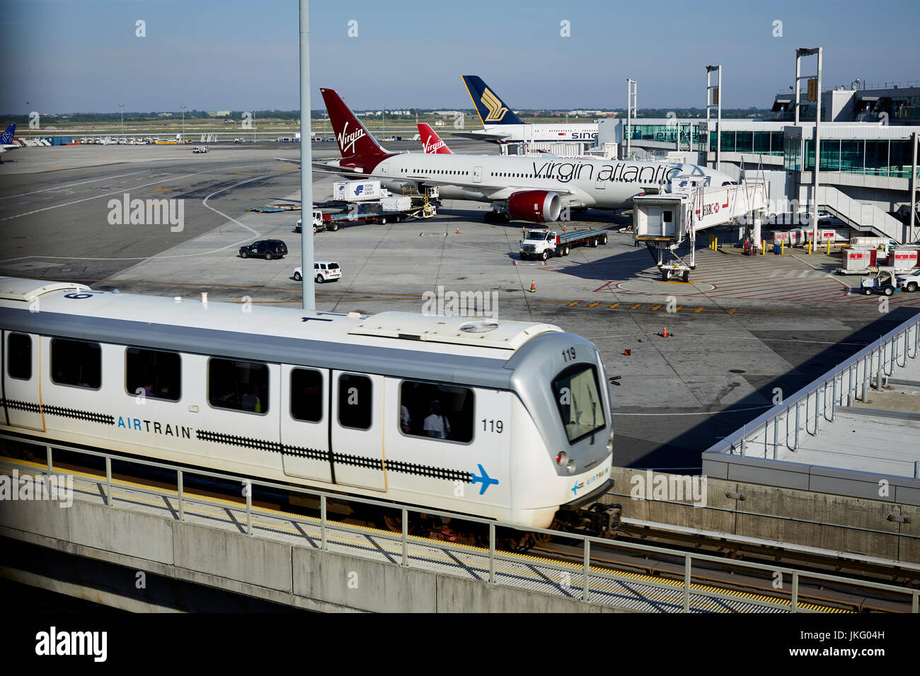 New York City, United States, JFK Virgin Atlantic Airways Avion garé au terminal 4 adopté sans conducteur de train aérien reliant les aéroports te Banque D'Images