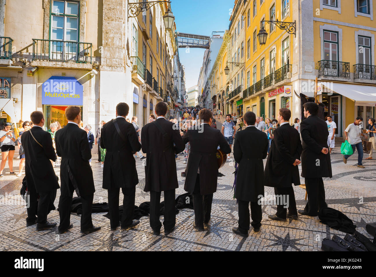 La musique de rue de Lisbonne, une bande de musiciens étudiant les passants dans une rue du quartier de Baixa de Lisbonne, Portugal. Banque D'Images