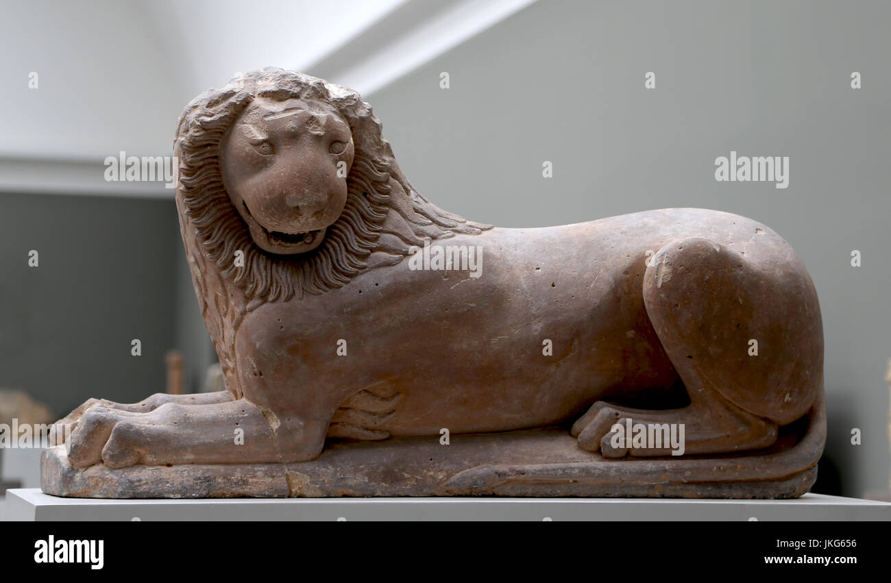 Recumber lion sculpté dans le calcaire C. 570-560 avant notre ère. Loutraki, près de Corinthe, en Grèce. Banque D'Images Recumber lion sculpté dans le calcaire C. 570-560 avant notre ère. Loutraki, près de Corinthe, en Grèce. Banque D'Images