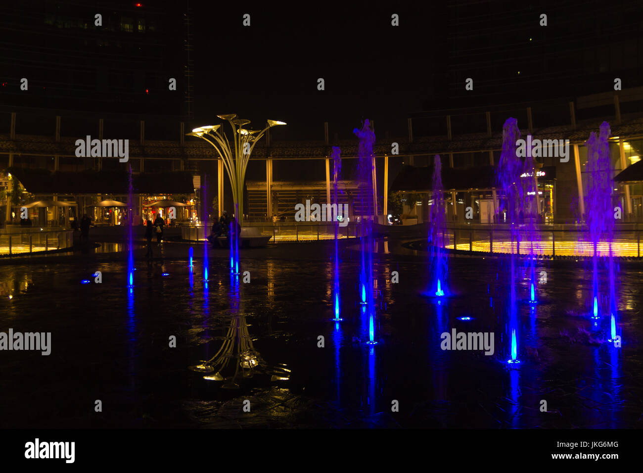 MILAN, ITALIE - 30 octobre 2016 : financial district Vue de nuit. L'eau des fontaines illuminées. Les gratte-ciel modernes dans Gae Aulenti square. La banque Unicredit à Banque D'Images