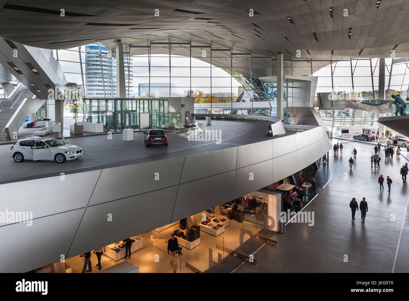 Germany, Bavaria, Munich, BMW Welt showroom de l'entreprise, de l'intérieur Banque D'Images